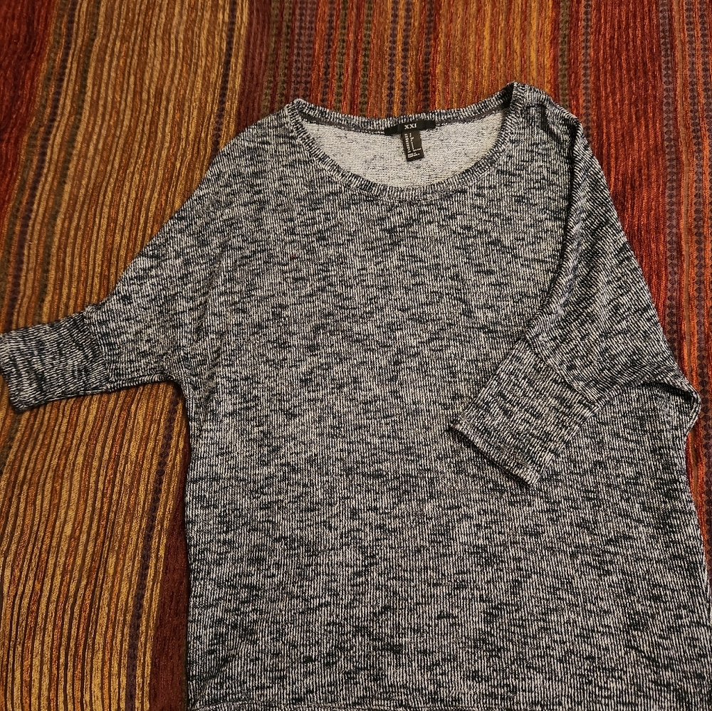 💛 2/$12 Black and white 3/4 sleeve sweater